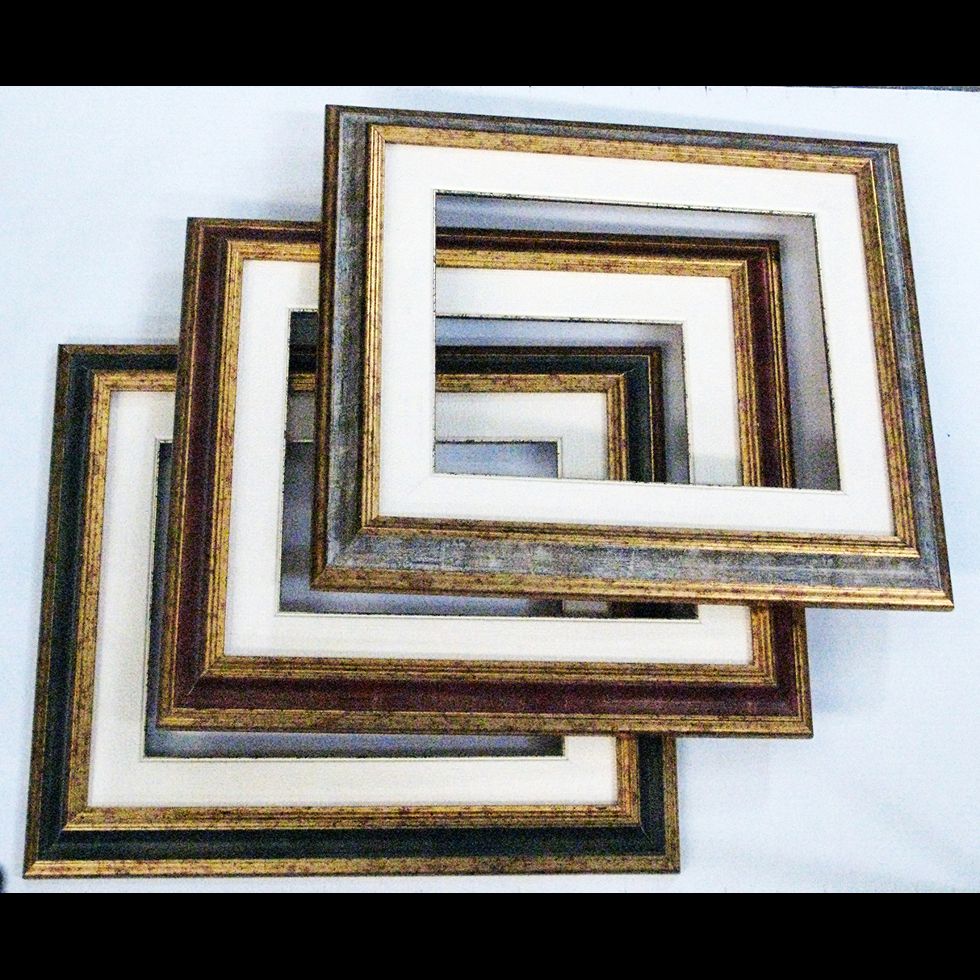 CORNICE FIORENTINA CON PASSEPARTOUT 
			Finish:
			Gold - Gold and red - Gold and white - Gold and green
			
			Without passepartout:
		